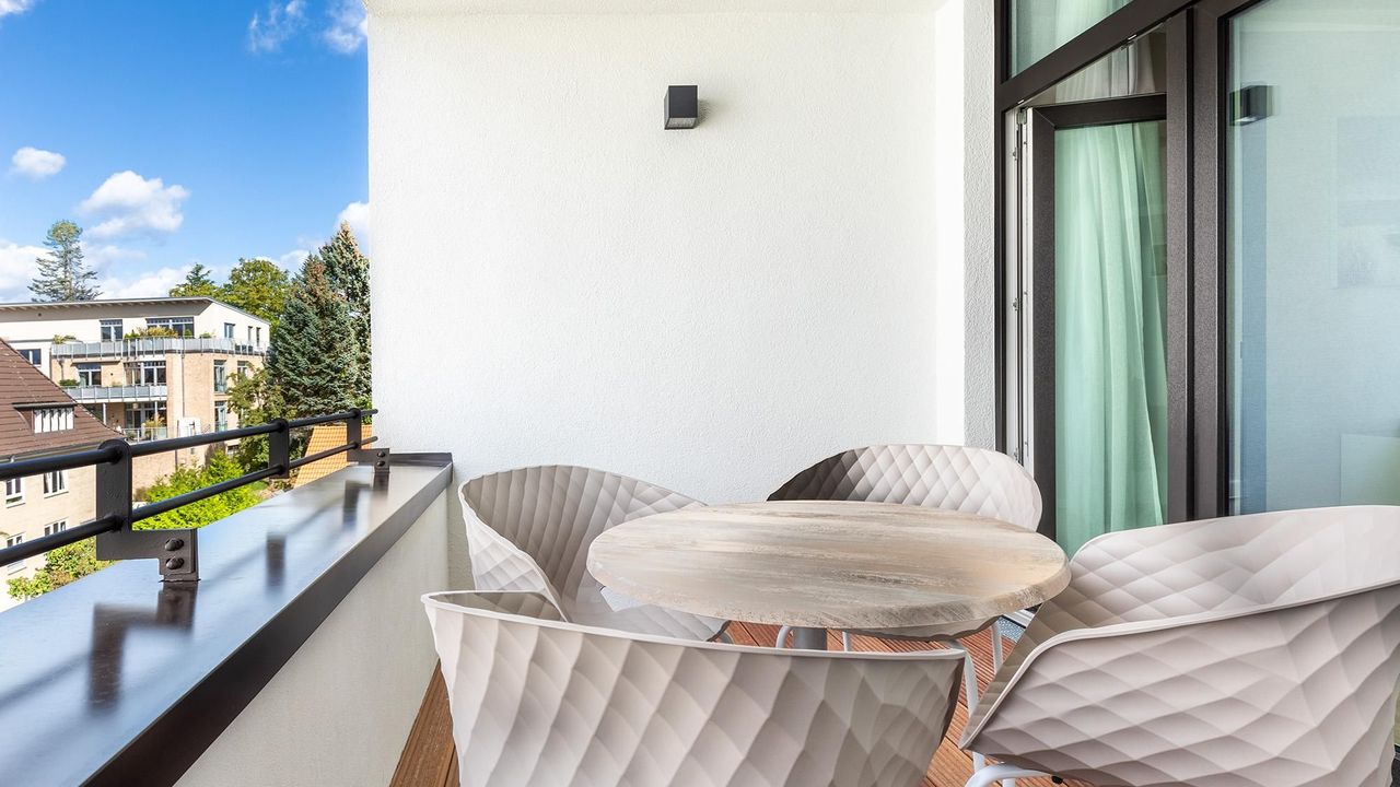 Überdachte Loggia mit Gartenmöbel und Zugang zum Wohn-/Essbereich Überdachte Loggia mit Gartenmöbel und Zugang zum Wohn-/Essbereich